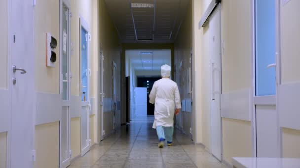 Corridoio della clinica vuoto con il dottore di passaggio. Clinica privata, ospedale, centro medico. Riforma medica. della medicina tradizionale e non tradizionale . — Video Stock