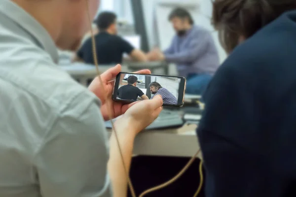Eğitim sürecini cep telefonu ile izleme. Gizlice cep telefonu kayıt. Mobil casus. Kesmek çatlamak erişim şifre. Bir gizli kameraya kaydediyor. Mobil ekran uzaktan sınavda dinleme