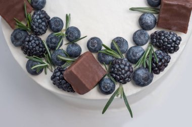 Taze lezzetli ev yapımı kek çilek, çikolata ve beyaz arka planda, üstten görünüm biberiye ile. Çilek ve biberiye kek üzerine. Doğum günü pastası yakın çekim. Çilek ile dekore edilmiş pasta biberiye