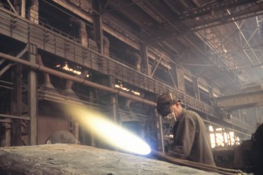 En kötü koşullarda çalışan sağlık koruma. Maske ve koruma camları işçi. Kaza önleme ve fabrika, bitki sıkıntısı. Kabul edilemez çalışma koşulları. Kabul edilemez çalışma koşulları