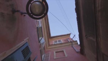 Dövme fener, dar sokaklar, Antik Avrupa merdivenleri. Eski Şehir caddesinde yürümek. Eski Avrupa antik kenti. Mimari Alman tarzı.