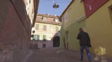 Turist yerel sakinlerinin hayatlarını contemplates. Yurtdışında çalışıyorum. Yurtdışında Eğitim. Meşgul insanlar işe gidecek. Avrupa kentinin dar sokakları, şehir. Turist
