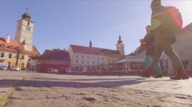 Seyahat konsepti. Seyahat giderleri. Turizm geçmişi. Eski Avrupa mimarisi. Modern Avrupa 'nın tarihi binaları. Avrupa kentinin dar sokakları, şehir. Eski Avrupa 'nın yeni yerlerini ziyaret etmek.