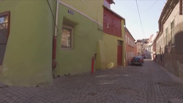 Calles estrechas de la ciudad europea, ciudad. Visitando nuevos lugares de la vieja Europa. Concepto de viaje. Gastos de viaje. Trasfondo turístico. Arquitectura de la vieja Europa. Edificios históricos de la Europa moderna — Vídeos de Stock