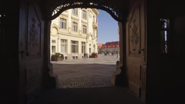 Rumunská vlajka v historické budově. Staré město Rumunska s vlajkou státní budovy. Politika a vláda. Politika odešla stranou. Rumunsko ataky velké investice. — Stock video