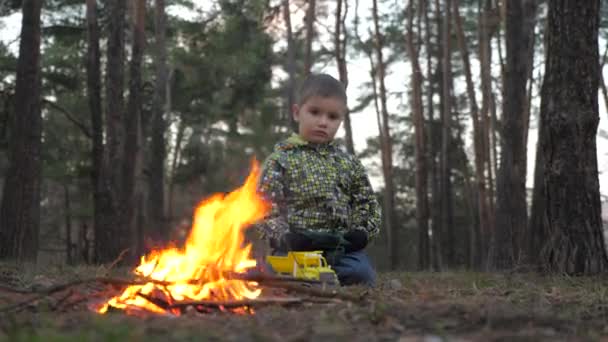 Social problems background. Escaping from home concept. Child care treatment. Orphan thinking about his parents. Campaign background. Camping idea. Boy alone in the forest. — Stock Video