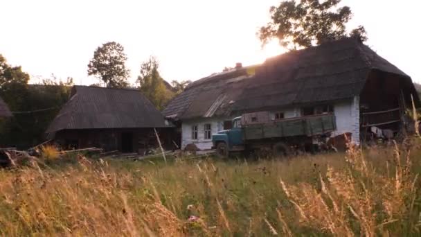 Oude landelijke huizen, prachtige binnenplaats. Karpaten Oekraïne. Dorpshuis houden met woning, stal en vrachtwagen auto op de voor tuin. Eco Living, leven ver van Metropolis. — Stockvideo