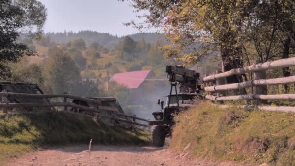 Contexte forestier. Beaucoup d'arbres abattus sur le camion. Grumes et ferme à la campagne. Blocs en bois comme matériau de construction. Gestion et entretien des forêts. Pommiers abattus. Déforestation — Video