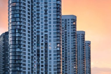 Balkonlu modern ve lüks bir bina. Apartmanların modern Avrupa kompleksi. Ve dış mekan tesisleri