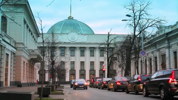 Вид сверху на Грушевскую улицу. Здание парламента Верховной Рады Украины — стоковое видео