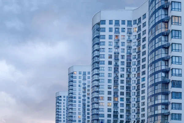 Instalaciones exteriores. Edificio de apartamentos. Imagen de vista lateral de gran edificio con apartamentos al atardecer. Edificio moderno y de lujo con balcones. Moderno complejo europeo de edificios de apartamentos —  Fotos de Stock