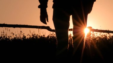 Gün doğumunda insan silueti, gün batımı arka planı. Yeşil turizm, eko arka ışıkta köyde yaşayan. Kırsal sahne. Kırsal arka plan. Köy manzarası.