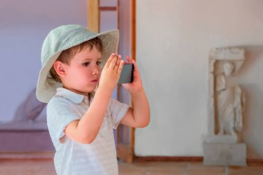 Medya okulu konsepti. Eğitim geçmişi. Öğrenme sürecine yeni bir yaklaşım. Genç film yapımcısı. Modern müze konsepti. Genç film yönetmeni. Gadget'lı okul öncesi. Çocuklar ve teknolojiler