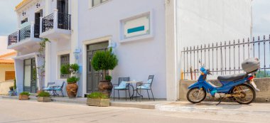 Küçük Bir Avrupa şehri, kasaba, yer. Binanın yanında masa ile boş sandalyeler. Cafe dış arka plan. Turizm konsepti. Seyahat konsepti. Turist yerler.