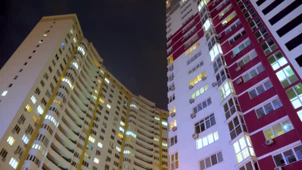 Geceleri Aydınlatmalı Bina Pencerelerinin Gece Saatlerinde Balkonlu Dairelerde Yaşayan Insanlarla — Stok video