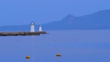 İskele ve deniz feneri ile marina akşam atış. Zevk tekne ve küçük tekneler için demirleme ile özel olarak tasarlanmış bir liman. Gemiler için Marina limanı, yüksek ve kudretli, mütevazı olanlar yatlar.