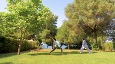 Yetişkin kızı ile yaşlı anne yoga poz yapıyor. Yetişkin kızı ve anne egzersizleri yapıyor, fitness. Yoga fitness için mükemmel bir yer. Her yaşta her gün vücut mükemmelliği
