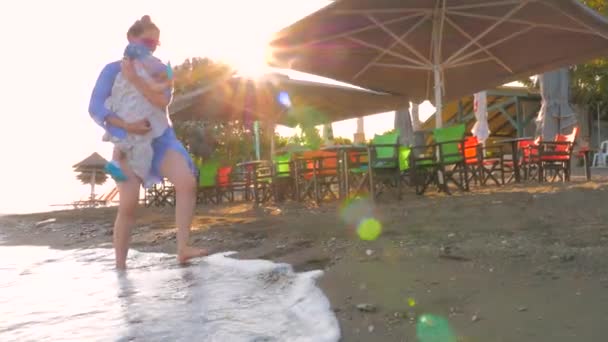 Mala experiencia de viaje. Las piernas de mujer sucia están inmersas en una mula en la playa. Sorpresas mientras se relaja en el mar. Mal tiempo, mala playa. Playa del océano con mula, limo, barro. Playa de mar con — Vídeos de Stock