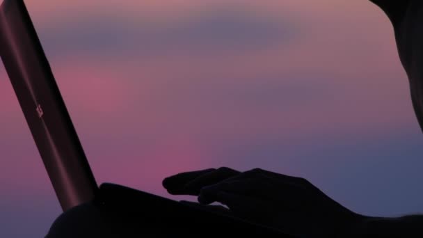 Manos escribiendo en el portátil con puesta de sol en el fondo. Conexión a Internet. Calidad de conexión. Tecnologías futuras. Freelancer trabajando en el aire fresco. Excelente estado de trabajo . — Vídeos de Stock