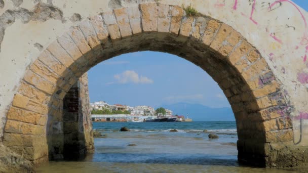 Pont en pierre à travers la mer Méditerranée avec paysage urbain sur le fond. Voyage arrière-plan. Place particulière du tourisme européen. Mer Méditerranée avec différentes couleurs d'eau . — Video