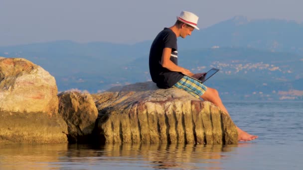 Hipster con cuaderno sobre fondo del atardecer. Freelancer trabajando en la naturaleza. Antecedentes laborales distantes. Concepto de calidad de conexión a la red. Conexión Wifi en las montañas — Vídeos de Stock