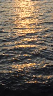 Derin mavi okyanusve güneş suya yansıyor. Sakin denizin arka planı. Küçük dalgalar yakın deniz.