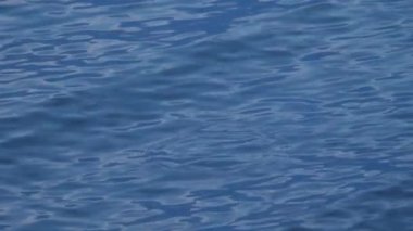 Soyut karanlık deniz suyunun arka planı. Mavi renk. Tasarım için görüntü. Yansıma ve gölge ile deniz. Azure rengi. Mavi su seascape soyut arka plan. mavi su seascape soyut arka plan