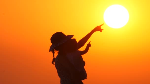 Madre agraciada con el niño. Bebé en las manos de las madres en el fondo del atardecer. Las siluetas de los padres con el niño sobre el fondo del atardecer. Familia feliz. Una familia de niños. Familia monoparental . — Vídeo de stock