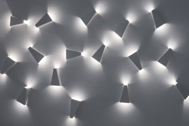 Soğuk ışık arka plan. Tasarım deseni. Web tasarım arka planı. Tavandaki ışıklar. Işık ve gölge dersi. Fotoğrafçılar, tasarımcılar için desen. Sanat örneği