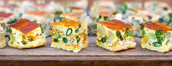 Catering arka plan. Kaydırıcı çubuğu arka planı. Ucuz catering hizmeti. Lezzetli ve sağlıklı yiyecekler. Misafirler için sokak yemekleri. Ahşap backgroud üzerinde Puding parçaları. Kurumsal etkinlikler. Herhangi bir etkinlik için catering