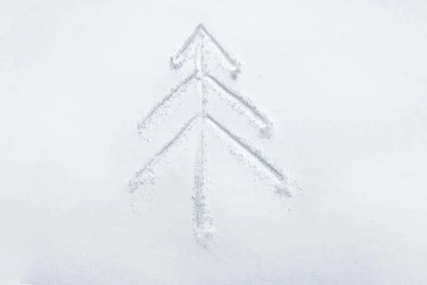Φόντο χριστουγεννιάτικου δέντρου ζωγραφισμένο σε λευκό χιόνι. Αντιγραφή χώρου. Χριστουγεννιάτικο δέντρο που ζωγραφίζει στο χιόνι. Θέα από πάνω. Χειμερινές διακοπές στο παρασκήνιο. Ευχετήρια κάρτα για τη χειμερινή ώρα — Φωτογραφία Αρχείου