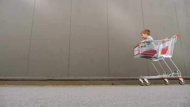 Shopping concept. Zwarte vrijdag achtergrond. Vader met zoon schiet op voor kortingen. Achtergrond van het verbruik. Leven in een haast. Eenoudergezin. Gezinsleven van de stad. Routine en entertainment — Stockvideo