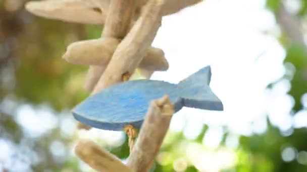 Simbolo di pesce di legno. Pesce di legno appeso alla corda. Pesce che simboleggia cibo per pesci. Pesce segno di fede. Pesce come cartello. Credenza di sfondo — Video Stock