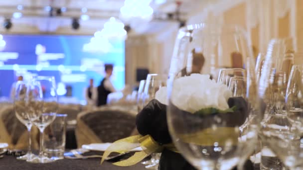 Catering-Unternehmen bereitet große Mengen an Lebensmitteln. Teures Catering. Tischdecken im Restaurant. Serviertische für die Bewirtung. extrem komfortables Catering mit hohem Aufwand — Stockvideo