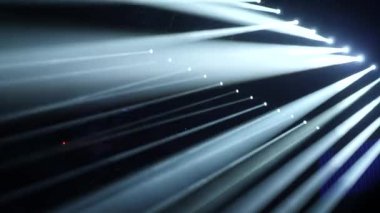 Manzaralı sahnelerin karanlık sahnesinde mavi ışıklar. Modern ışık ekipmanları. Karanlık arka planda uçuşan parlak çizgiler. Sahne ışığı ekipmanı.