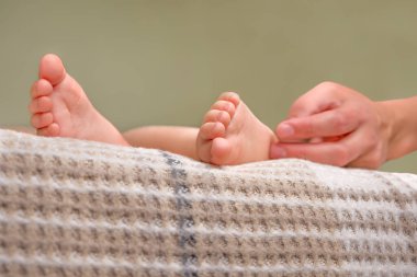 Çocuk ayakları işte. Çıplak ayakla yatağa. Çocuklar yatakta ayaktır. Eğlenmek için gıdıklanıyorum. Çocuklar çıplak ayaklara odaklanıyorlar. Nazik bir bebek ayağı dokunuşu. Uyandırma işlemi. Yumuşak dokunuş Boşluğu kopyala. Dizinin bir parçası