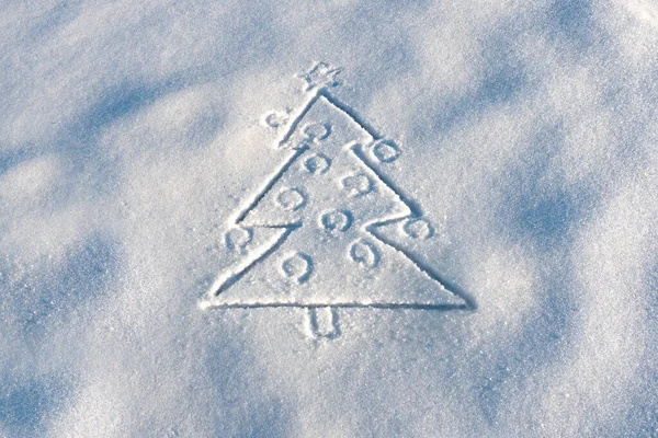 Φόντο χριστουγεννιάτικου δέντρου ζωγραφισμένο σε λευκό χιόνι. Αντιγραφή χώρου. Χριστουγεννιάτικο δέντρο που ζωγραφίζει στο χιόνι. Θέα από πάνω. Χειμερινές διακοπές στο παρασκήνιο. Ζωγραφίζοντας στο χιόνι. Έλατο που τράβηξε το χιόνι — Φωτογραφία Αρχείου