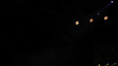 Spot ışığı, kafa, tarayıcılar. Işıklandırma ekipmanı. Manzaralı sahnelerin karanlık sahnesinde mavi ışıklar. Gece kulübünün ışıkları.