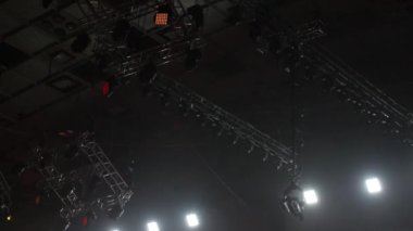 Gece kulübü ışıkları. Sahnenin hafif ekipmanları. Sahne ışığı. Parlak sahne ışıkları yanıp sönüyor. Sahnenin dinamik ışığı. Modern performans arkaplanı