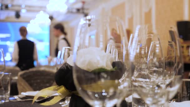 Förberedelse av måltider. Tjänsteindustrins bakgrund. Bordsdesign av elit catering. Elegant njutbar, särskilt på ett sätt som innebär stora kostnader. Restaurang, resort, hotellservice — Stockvideo