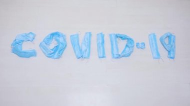 COVID-19 yazıtları paspasla silinmiş. Bulaşıcı atık, virüsün covid-19 'u enfekte atığı ayırarak engelledi. Salgın sırasında kamu hastanesinde temizlik yapmak. Kullanılan tıbbi koruma