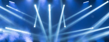 Konser canlı yayınları çevrimiçi. Gösteri devam etmeli. Müzisyenler için sahne. Çevrimiçi olay. Mavi ışıkları olan boş bir sahne. Mavi sahne ışıkları.