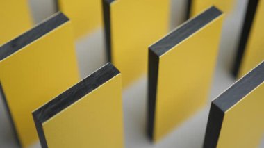 Domino etkisi. Sarı domino taşları teker teker düşüyor. Kavramsal. Sebep ve neden bağlantısı. Kriz fikri. İşten işe. Sarı domino taşı. Düşen kırmızı domino taşları. Nedensellik arka planı