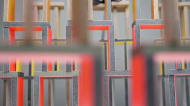 Domino etkisi. Kırmızı domino taşları teker teker düşüyor. Kavramsal. Sebep ve neden bağlantısı. Kriz fikri. İşten işe. Kırmızı domino taşı. Düşen kırmızı domino taşları. İstikrarsızlık kavramı. Nedensellik