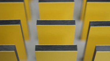 İş hayatında Domino etkisi. Sistem bozulması. Düşen sarı renkli domino taşları. İş kazası ve ekonomik çöküş. Zincirleme reaksiyon başlatır. Eşit fırsatlar