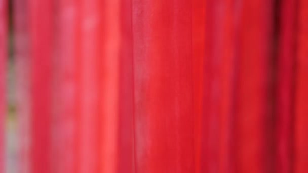 C'est rouge. Décoration rouge chaud. Stores de rideau rouge vif dans la pièce intérieur appartement intérieur coulant dans le vent. Manteau de fond rouge. Intérieur romantique de manteau rouge flotté