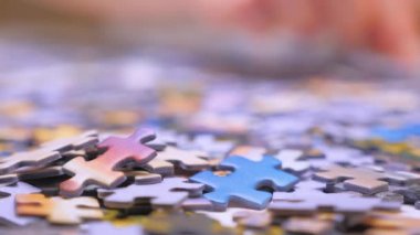 Eller bulmacaları toplar. Takım çalışması. Başarıya giden yol. Mutlu aile kendi kendini geliştirmekle meşgul. Yüksek hassasiyetle özenli bir işi sembolize ediyor. Problem çözümü kavramı