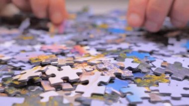 Eller bulmacaları toplar. Takım çalışması. Başarıya giden yol. Mutlu aile kendi kendini geliştirmekle meşgul. Yüksek hassasiyetli özenli bir işi sembolize ediyor. Problem çözümü konsepti. Yaşlandığında zaman geçir