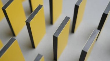 Sarı domino taşı. Düşen sarı renkli domino taşları. Nedensellik geçmişi. Domino etkisi. Sarı domino taşları teker teker düşüyor. Kavramsal. Sebep ve neden bağlantısı. Kriz fikri. İşten işe.