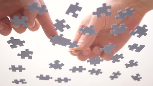 Puzzelstukjes in elkaar zetten. Stukjes van een legpuzzel die met de hand met elkaar in verbinding staan. Snel leren concept. Oplossing vinden voor het bedrijfsleven. Een deel van het geheel. Toewijzing om een segment te leren — Stockvideo